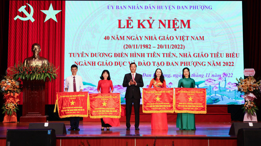 Ông Trần Đức Hải (giữa) - Thành ủy viên, Bí thư Huyện ủy Đan Phượng trao tặng Cờ thi đua xuất sắc của thành phố cho các tập thể đạt thành tích cao trong năm học 2021-2022. Ông Trần Đức Hải (giữa) - Thành ủy viên, Bí thư Huyện ủy Đan Phượng trao tặng Cờ thi đua xuất sắc của thành phố cho các tập thể đạt thành tích cao trong năm học 2021-2022.