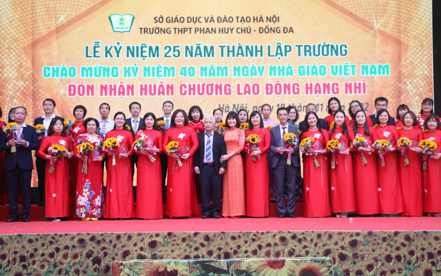 Phần vinh danh và trao kỷ niệm chương cho các cán bộ, giáo viên của nhà trường. Phần vinh danh và trao kỷ niệm chương cho các cán bộ, giáo viên của nhà trường.