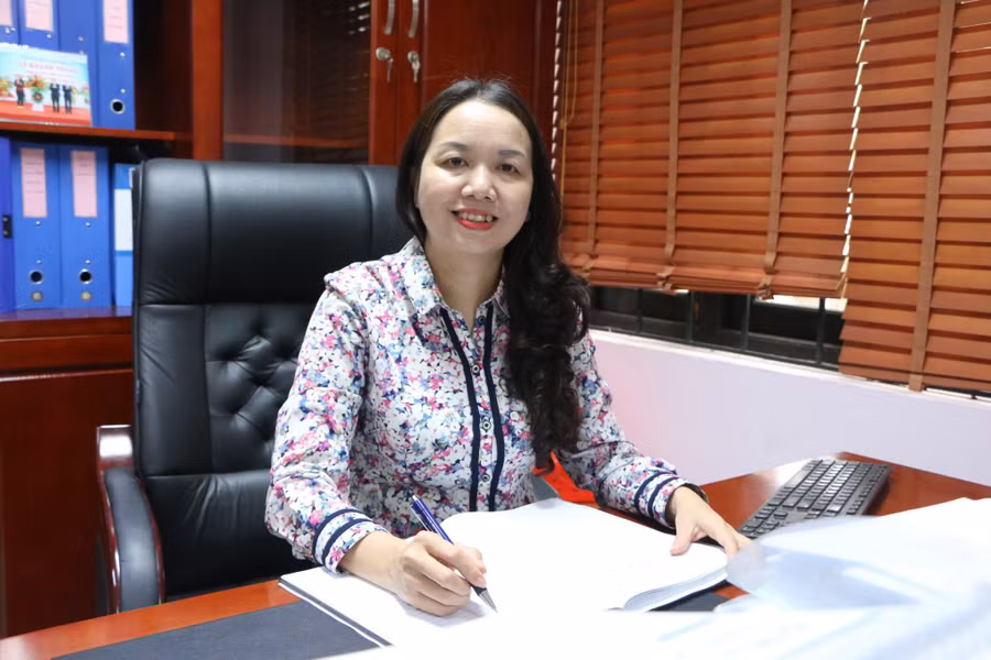 Nhà giáo Bùi Thị Thu Hằng - Huyện ủy viên, Trưởng Phòng GD&amp;ĐT Đan Phượng.