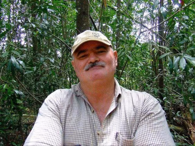 Ông Cornie đã nhảy xuống cống cứu đứa bé