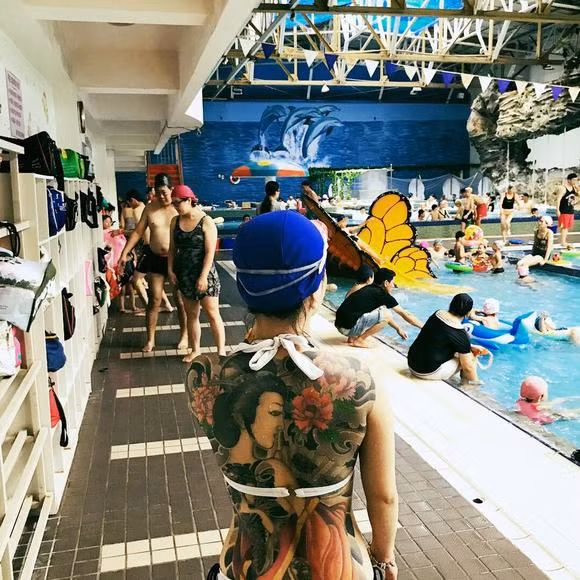 mặc váy1 0 váy, mặc váy khoe lưng trần, mặc váy, thời trang