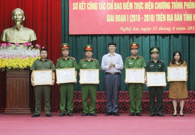 Các đơn vị tích cực trong phòng chống mua bán người nhận bằng khen của UBND tỉnh Nghệ An