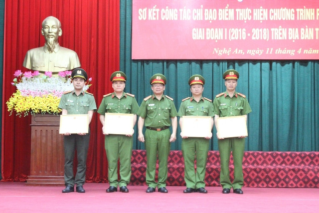 Bộ Công an trao bằng khen cho các tập thể có thành tích xuất sắc trong phòng chống mua bán người.