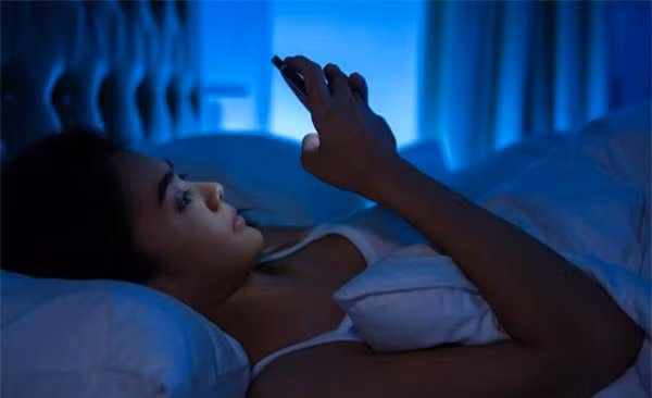 Người đàn ông liệt toàn thân vì thói quen nằm xem điện thoại hầu như ai cũng mắc