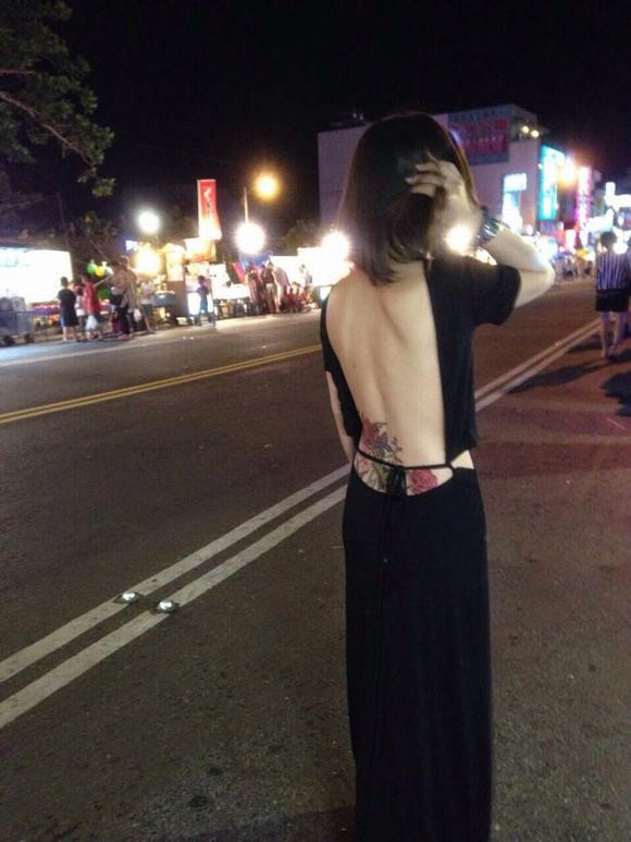 mặc váy1 3 váy, mặc váy khoe lưng trần, mặc váy, thời trang