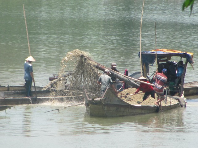 "Cát tặc" hoành hành, người dân ven sông Bồ kêu cứu