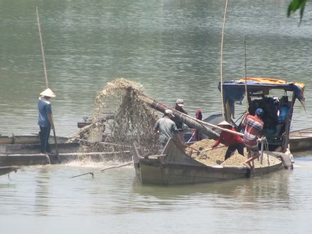 "Cát tặc" hoành hành, người dân ven sông Bồ kêu cứu