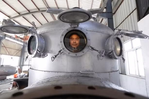 Nông dân Trung Quốc tự chế máy bay, tàu ngầm