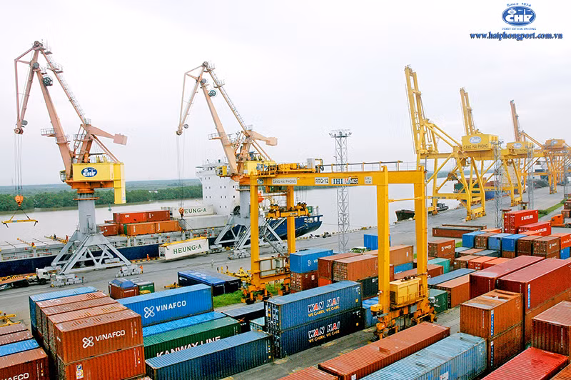 Khu vực cầu cảng thuộc Công ty Cổ Phần cảng Chùa Vẽ nơi xảy ra vụ tai nạn lao động khiến một công nhân tử vong