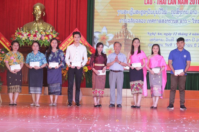 Hội Hữu nghị Việt Nam – Lào tặng học bổng cho các sinh viên có thành tích xuất sắc trong học tập