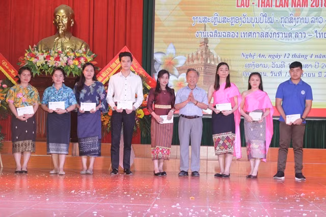 Hội Hữu nghị Việt Nam – Lào tặng học bổng cho các sinh viên có thành tích xuất sắc trong học tập