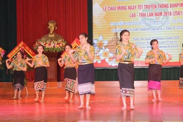 Lưu học sinh Lào biểu diễn văn nghệ trong lễ đón tết Bunpimay và Songkran