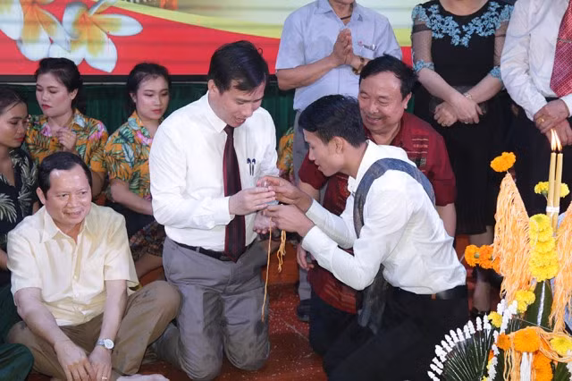 Sinh viên buộc chỉ cổ tay trong lễ mừng năm mới cho thầy Nguyễn Huy Bằng – Phó Hiệu trưởng ĐH Vinh