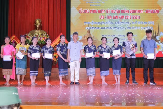 Trao thưởng cho các đội đạt giải trong các cuộc giao lưu văn hóa, thể thao