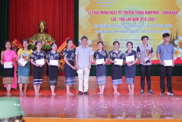 Trao thưởng cho các đội đạt giải trong các cuộc giao lưu văn hóa, thể thao Trao thưởng cho các đội đạt giải trong các cuộc giao lưu văn hóa, thể thao