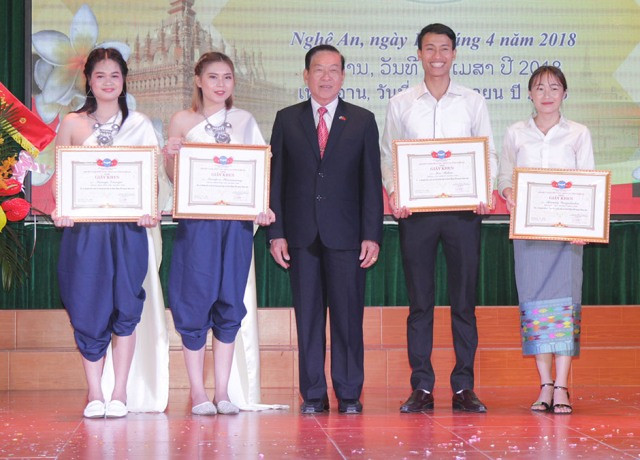 Hội Hữu nghị Việt Nam – Thái Lan tặng giấy khen cho cá nhân đóng góp tích cực trong phong trào đoàn lưu học sinh