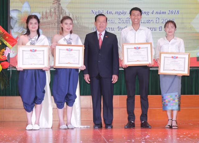 Hội Hữu nghị Việt Nam – Thái Lan tặng giấy khen cho cá nhân đóng góp tích cực trong phong trào đoàn lưu học sinh