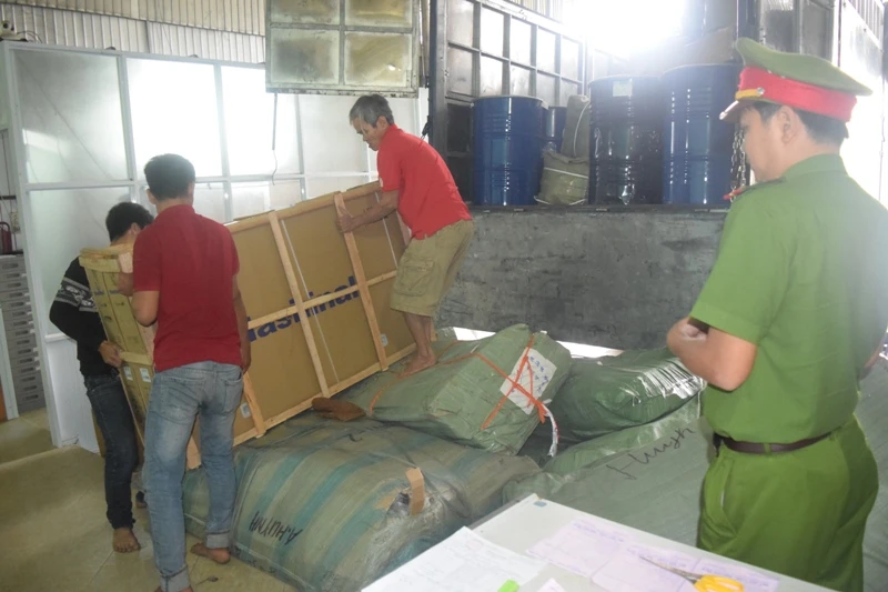Phòng Cảnh sát kinh tế Công an tỉnh đang làm thủ tục tịch thu lô hàng điện tử không rõ nguồn gốc xuất xứ