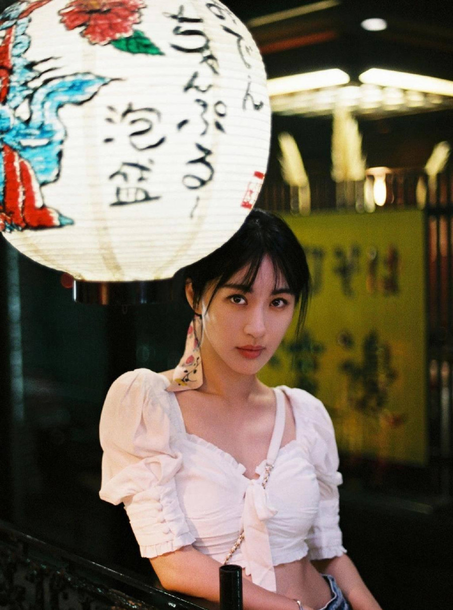 Sở hữu đôi chân dài, vòng một gợi cảm, không ngại ngần diện những trang phục khoe thân. Sở hữu đôi chân dài, vòng một gợi cảm, không ngại ngần diện những trang phục khoe thân.