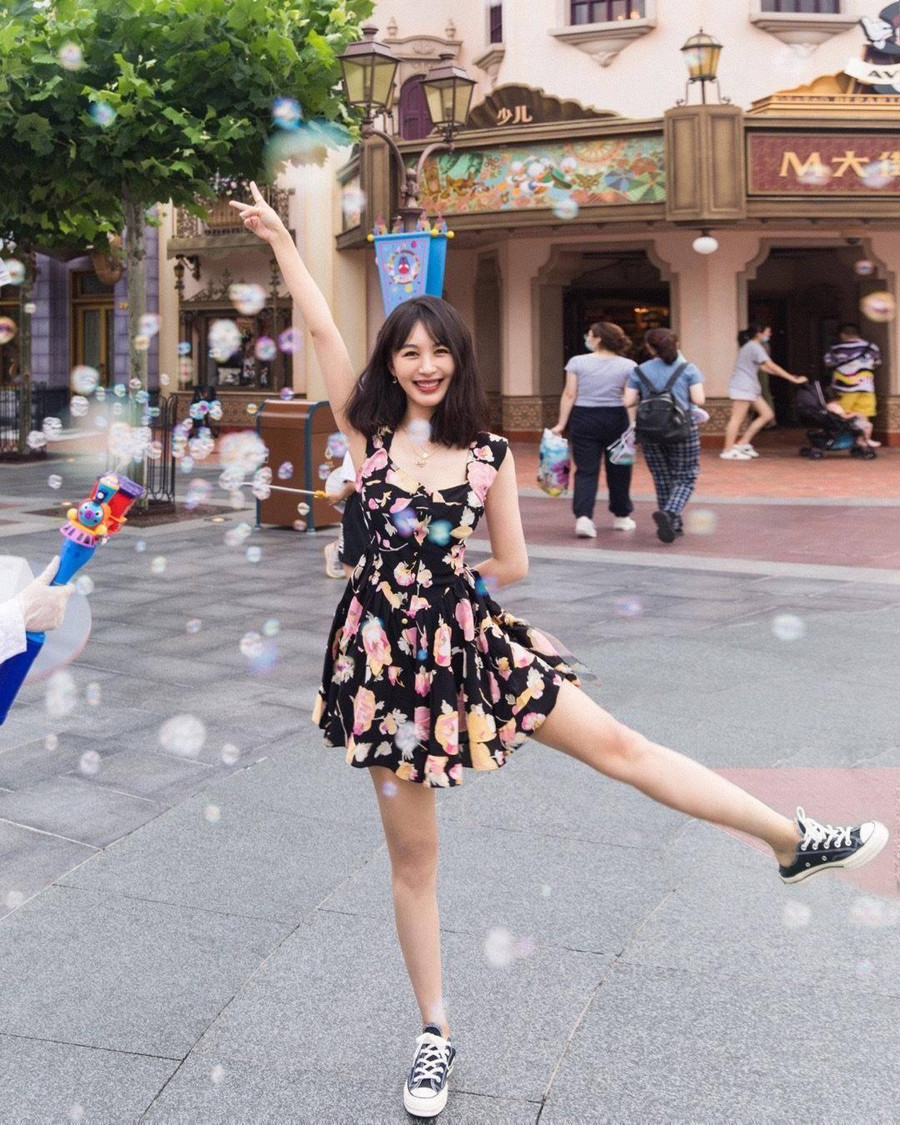 Lý Phi Nhi như nàng công chúa nhỏ xinh đẹp, lãng mạn và mơ mộng. Lý Phi Nhi như nàng công chúa nhỏ xinh đẹp, lãng mạn và mơ mộng.