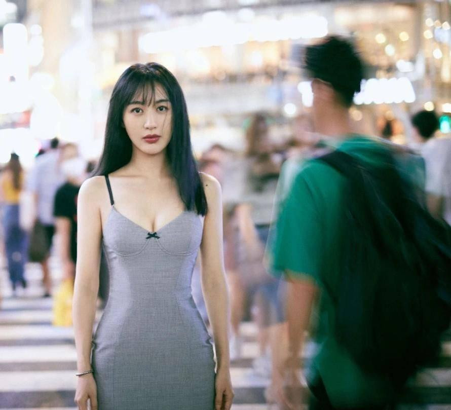 Ngay khi diện một chiếc váy đơn giản, Lý Phi Nhi vẫn toát lên vẻ đẹp hoàn hảo đầy nữ tính. Ngay khi diện một chiếc váy đơn giản, Lý Phi Nhi vẫn toát lên vẻ đẹp hoàn hảo đầy nữ tính.