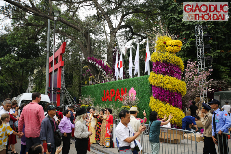 Phía bên ngoài cổng chính lễ hội, rất đông người dân đã có mặt để tận mắt nhìn thấy hoa anh đào của đất nước Nhật Bản.
