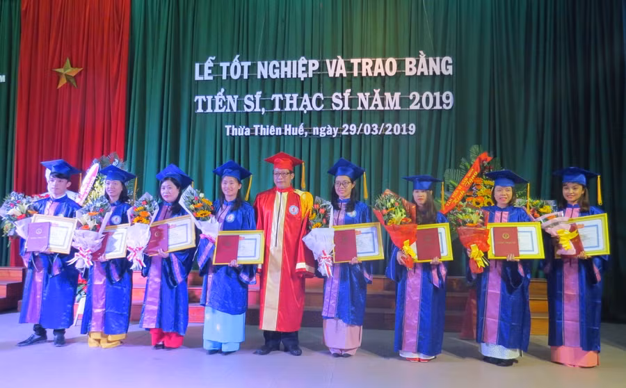 PGS.TS Lê Anh Phương – Hiệu trưởng Trường ĐHSP Huế chúc mừng các tân thạc sĩ thủ khoa ngành