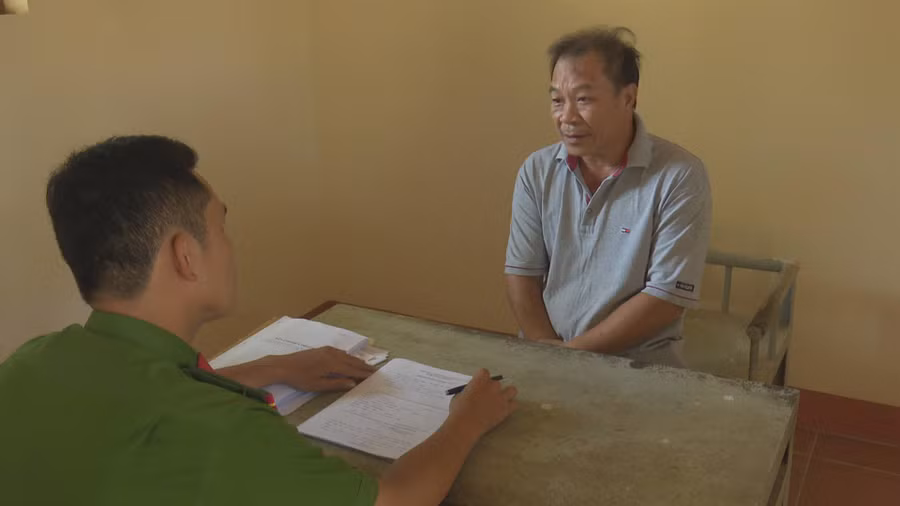 Hùng tại cơ quan công an. 