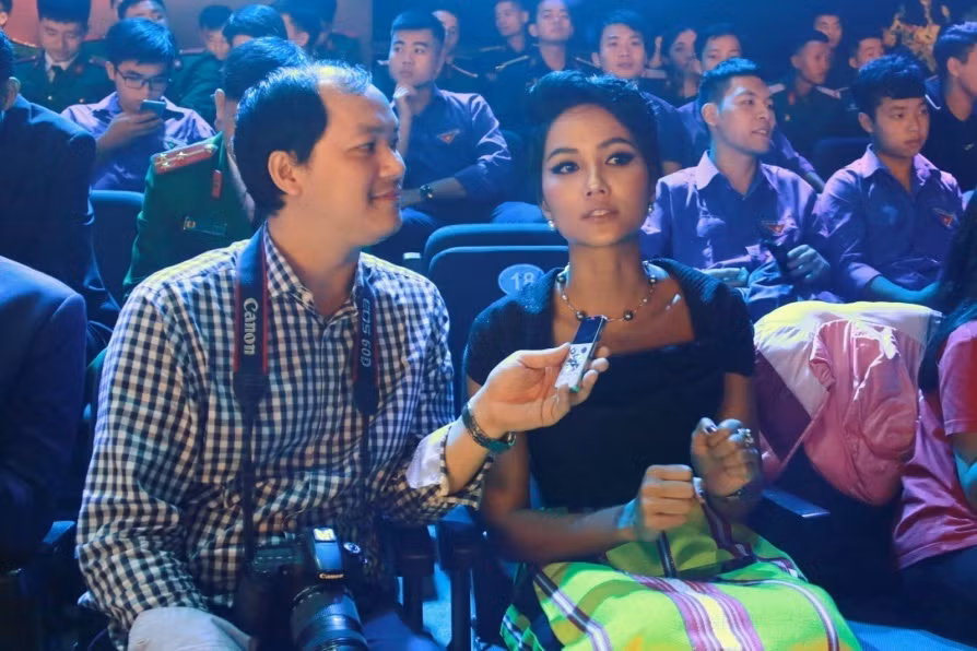 Hoa hậu H"Hen Niê trả lời phỏng vấn phóng viên báo GD&TĐ. Ảnh: Thanh Hùng