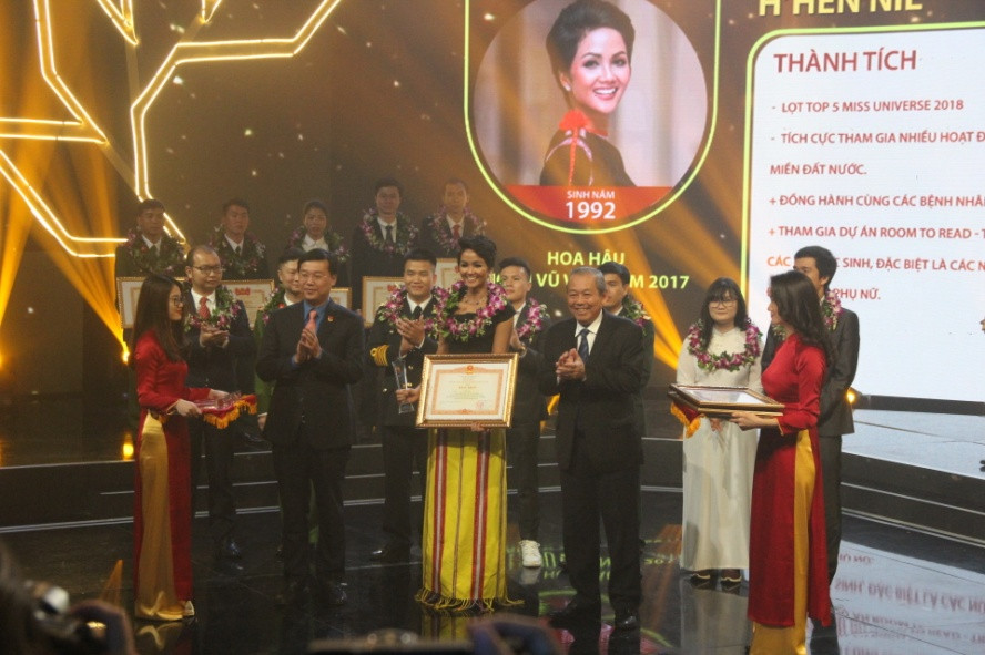 H"Hen Niê vinh dự được Phó Thủ tướng Trương Hòa Bình và Bí thư thứ nhất T.Ư Đoàn Lê Quốc Phong trao Bằng khen Gương mặt trẻ Việt Nam tiêu biểu 2018. Ảnh: Sỹ Điền H"Hen Niê vinh dự được Phó Thủ tướng Trương Hòa Bình và Bí thư thứ nhất T.Ư Đoàn Lê Quốc Phong trao Bằng khen Gương mặt trẻ Việt Nam tiêu biểu 2018. Ảnh: Sỹ Điền