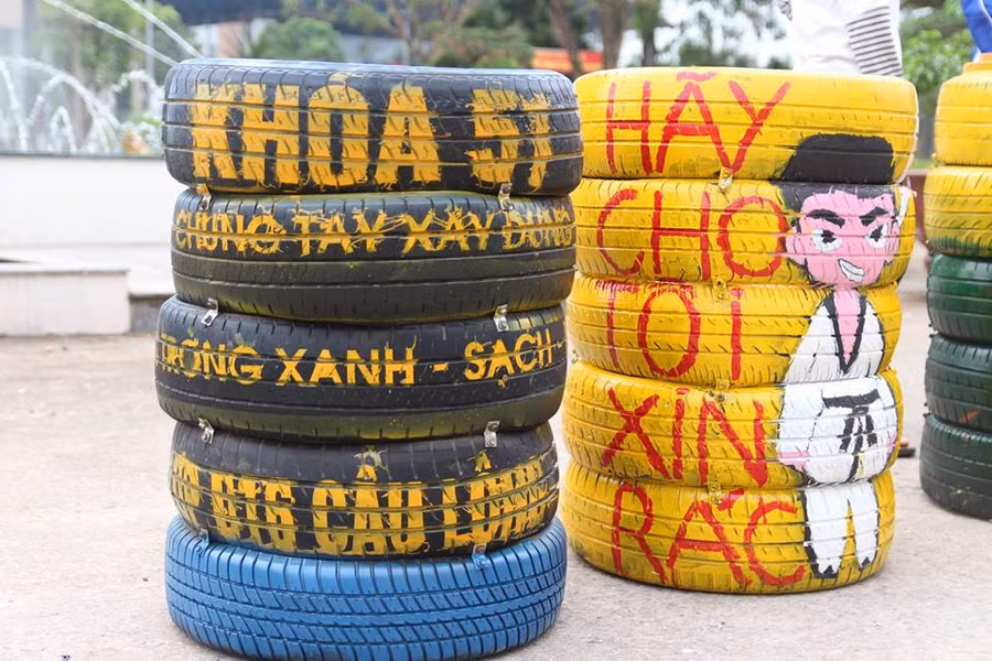 Những chiếc thùng rác được sinh viên K51 Trường ĐH Sư phạm TDTT Hà Nội chế tác từ những chiếc lốp ô tô phế thải rất ấn tượng. 