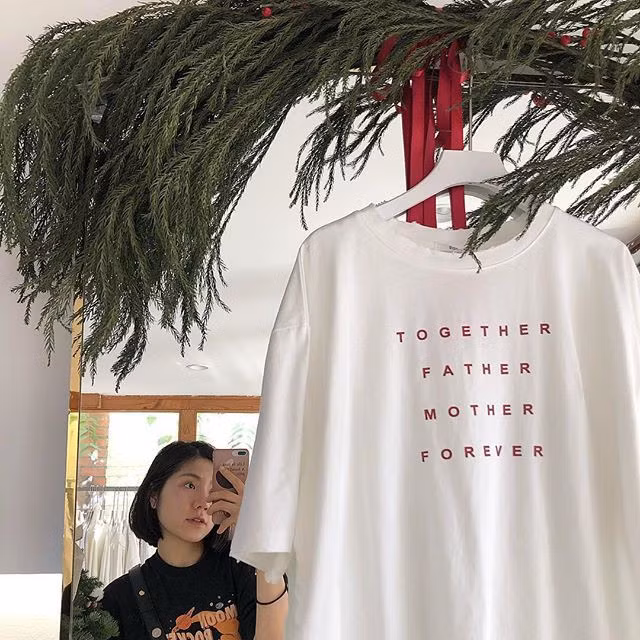 Đặt mua online bộ pijama màu hồng để đi đẻ cho xinh, cô gái kêu trời khi nhận về sản phẩm màu hường phi bóng rõ sến - Ảnh 1.