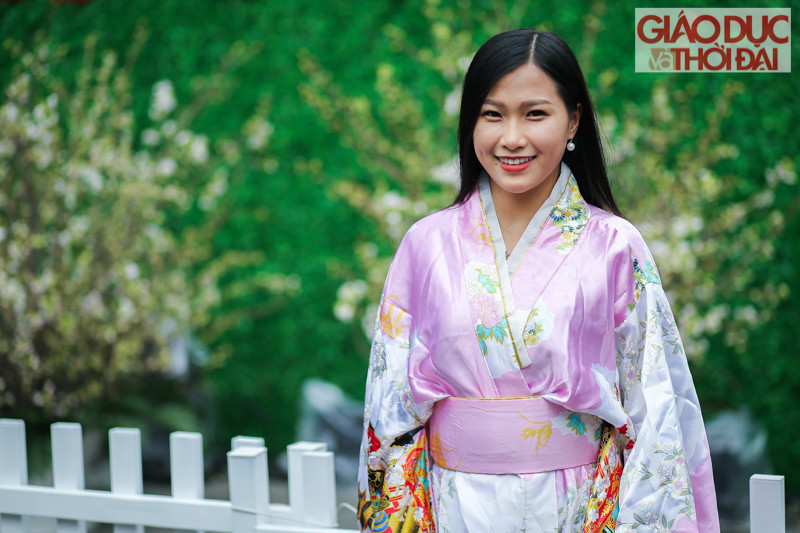 Nhiều bạn trẻ mặc trang phục truyền thống của Nhật Bản để "check-in" với hoa đào.