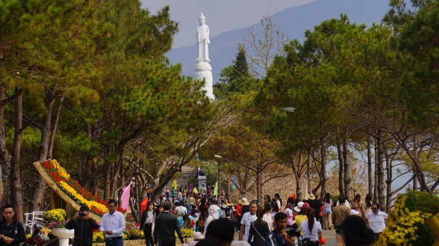 Bờ kè Biển Hồ thi công sai phạm, mất mĩ quan, còn tượng phật được doanh nhân tặng vẫn chưa bàn giao, UBND Pleiku nói chặn thu đúng luật. Ảnh: Tạ Vĩnh Yên