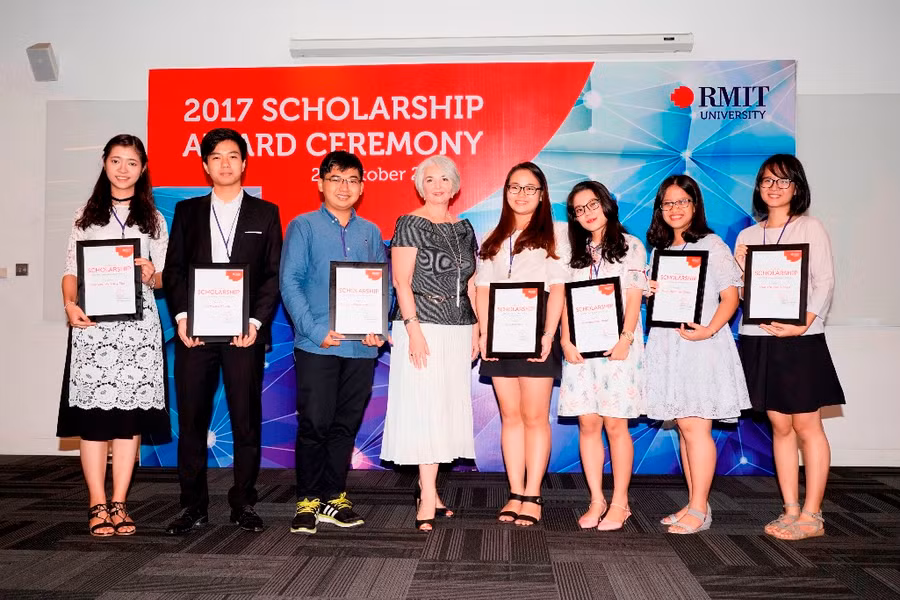 Hiệu trưởng RMIT Việt Nam trao học bổng cho sinh viên tương lai