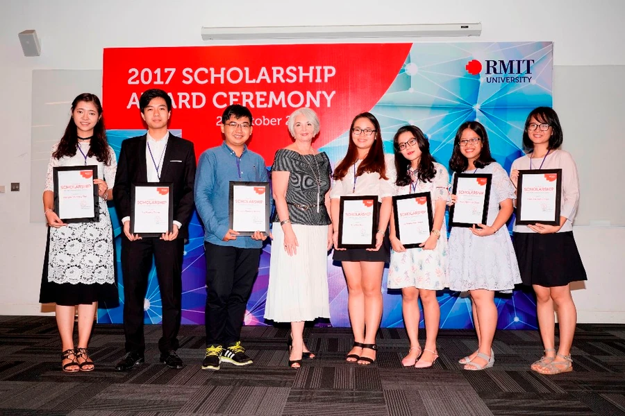 Hiệu trưởng RMIT Việt Nam trao học bổng cho sinh viên tương lai