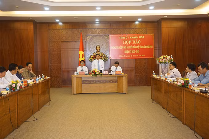 Toàn cảnh buổi họp báo.