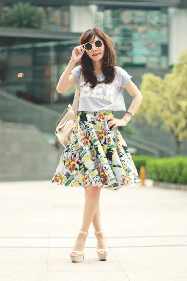 4 cách phối đồ với chân váy hoa xòe siêu xinh ảnh 2 4 cách phối đồ với chân váy hoa xòe siêu xinh ảnh 2