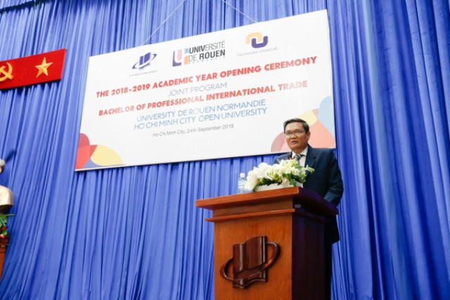PGS.TS Nguyễn Minh Hà- Phó Hiệu trưởng Trường ĐH Mở TPHCM phát biểu tại lễ khai giảng PGS.TS Nguyễn Minh Hà- Phó Hiệu trưởng Trường ĐH Mở TPHCM phát biểu tại lễ khai giảng
