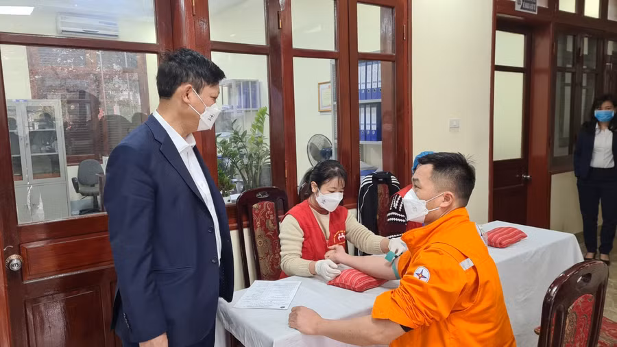 Ông Trần Đức Dũng - Giám đốc Công ty Điện lực Điện Biên thăm hỏi tình nguyện viên.