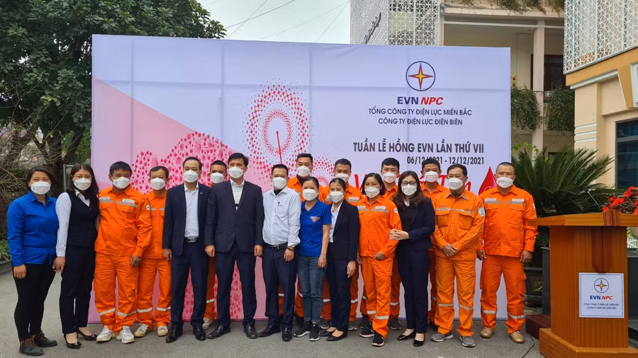 Tập thể lãnh đạo cùng cán bộ, công nhân viên Công ty Điện lực Điện Biên chụp ảnh lưu niệm.