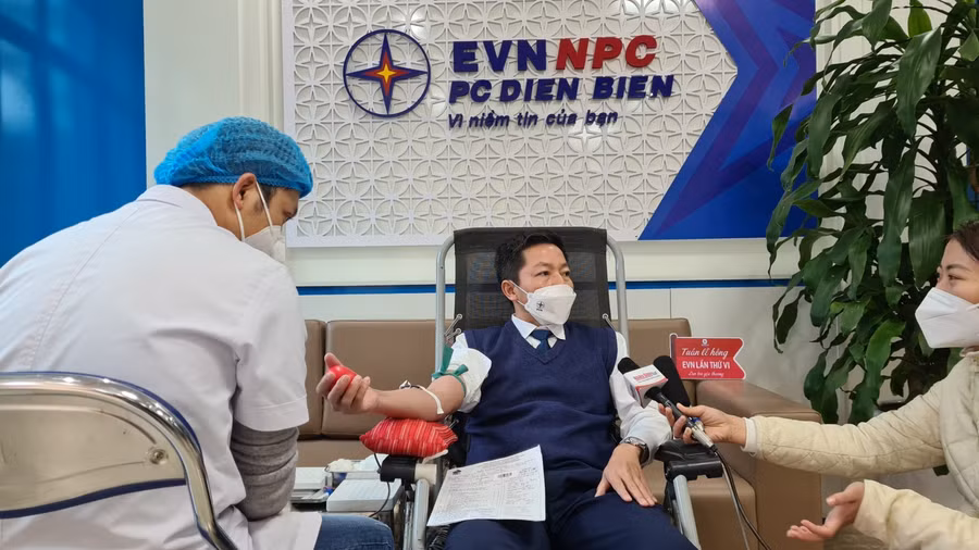 Lãnh đạo Công ty Điện lực Điện Biên tham gia hiến máu.