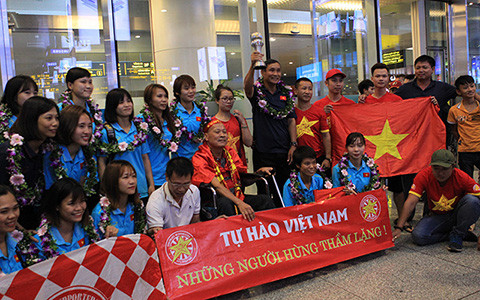 HLV Mai Đức Chung cùng các học trò hạnh phúc trong ngày trở về HLV Mai Đức Chung cùng các học trò hạnh phúc trong ngày trở về