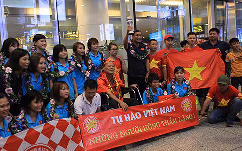 HLV Mai Đức Chung cùng các học trò hạnh phúc trong ngày trở về