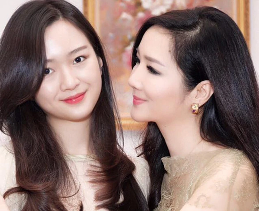 Hoa hậu Giáng My và con gái Anh Sa.