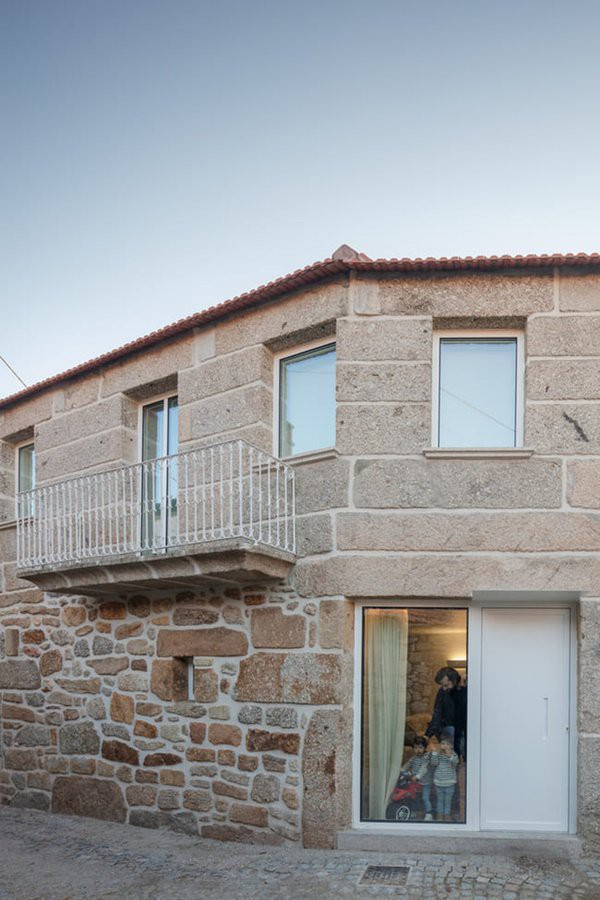  Tuy nhiên kết cấu nhà như vậy mang lại rất nhiều thuận lợi, đặc biệt là đối với khí hậu tại Phần Lan, khi nhiệt độ chênh lệch ngày và đêm khá lớn. 