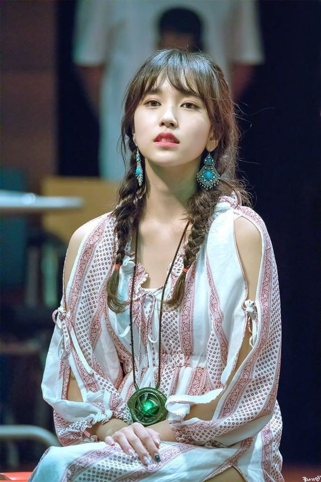 Để kiểu tóc tết như này chắc chắn nàng xinh chẳng kém gái Hàn đâu