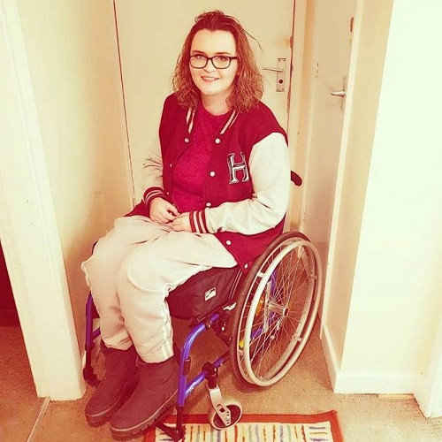 Sau đêm thức khuya xem tivi, cô gái 23 tuổi bị liệt vĩnh viễn - Ảnh 2 Sau đêm thức khuya xem tivi, cô gái 23 tuổi bị liệt vĩnh viễn - Ảnh 2