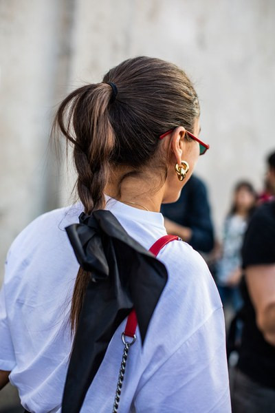 4 cách trang trí mái tóc với chiếc khăn mùa hè hình ảnh 3 4 cach trang tri mai toc voi chiec khan mua he hinh anh 3