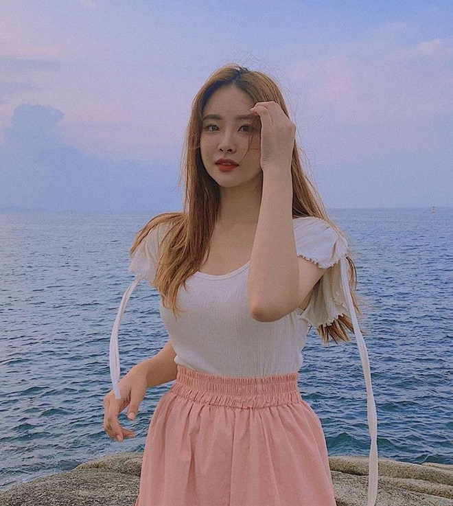 Loạt hot girl Hàn Quốc giống nhau đến mức khó phân biệt ảnh 9 Loat hot girl Han Quoc giong nhau khien dan mang kho long phan biet hinh anh 9